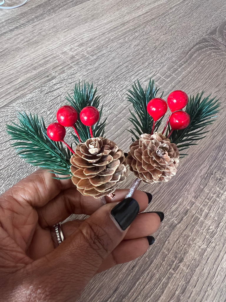 Pack of 2 pine/berries/Natural pinecone