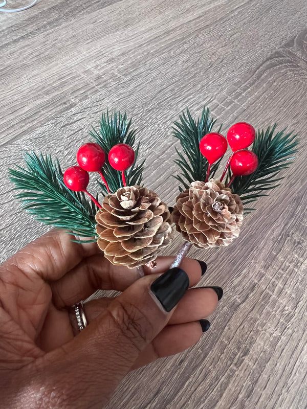 Pack of 2 pine/berries/Natural pinecone